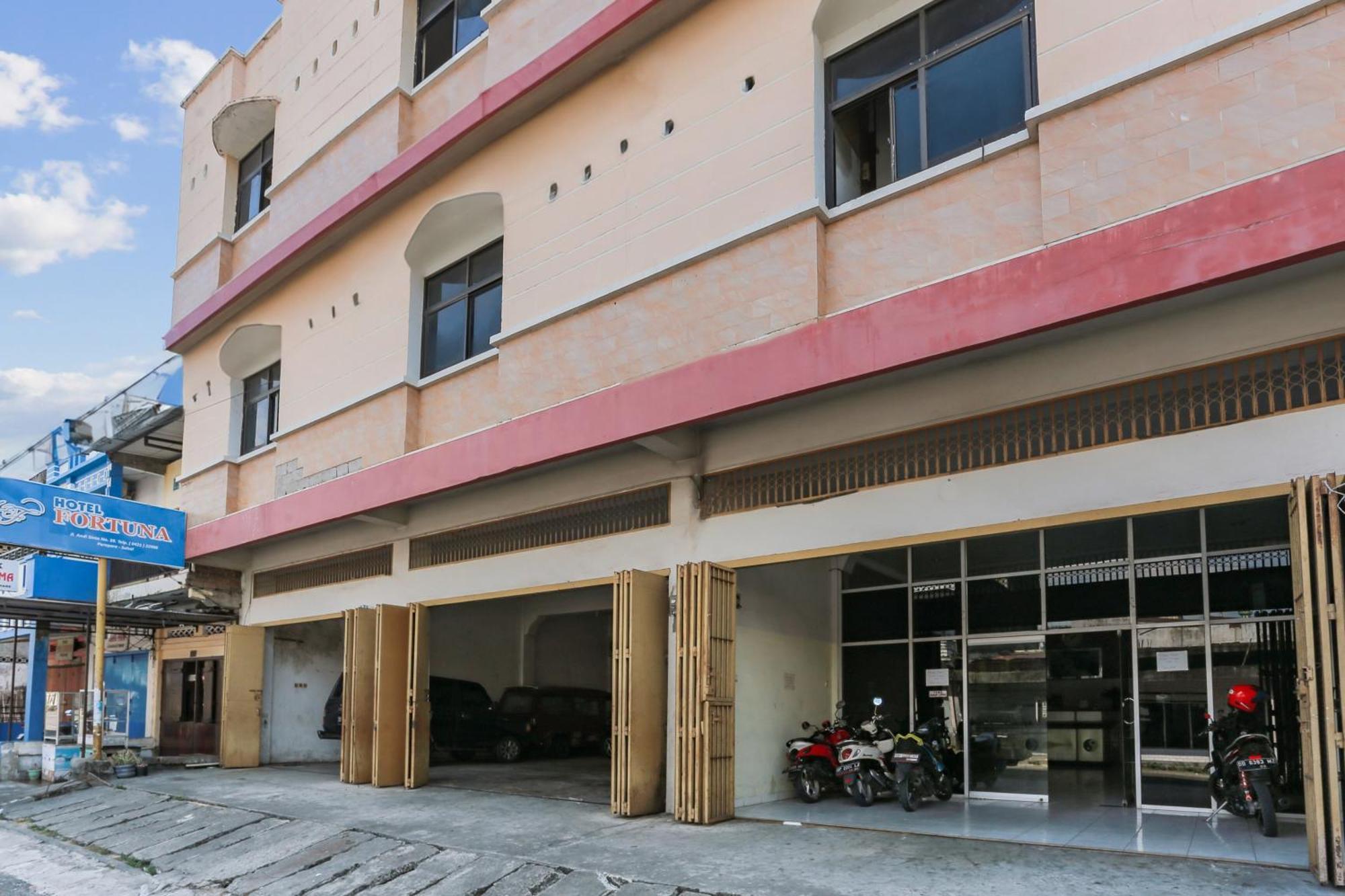 Oyo 93046 Hotel Fortuna Parepare Exterior foto